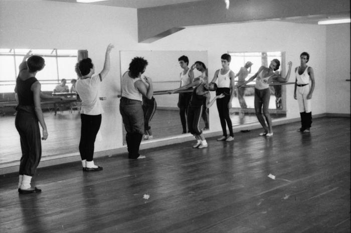 Negativos fotográficos: Examen de la Escuela de Danza de 1985. 
